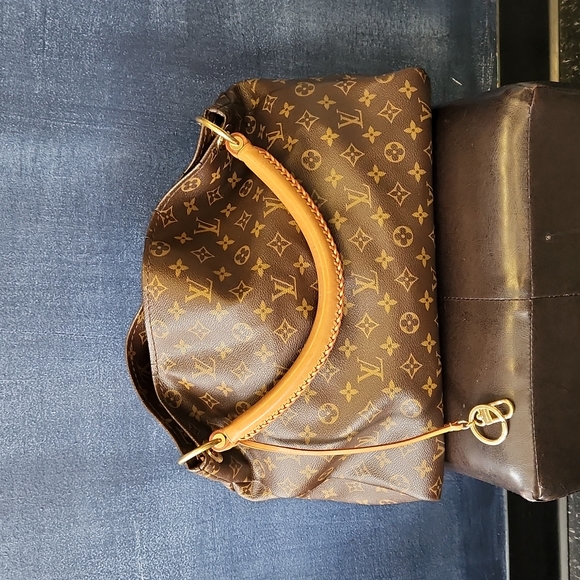 Authentic Louis Vuitton Artsy MM Monogram Empreinte Leather Handbag - Picture 2 of 16